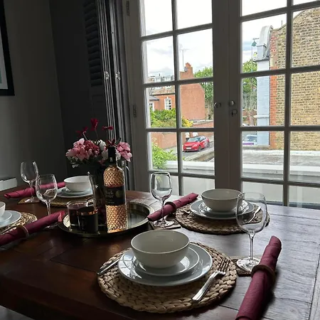 Beautiful And Spacious 2 Bed, 2 Bath Bordering Fulham And Chelsea - Entire With Private Entrance