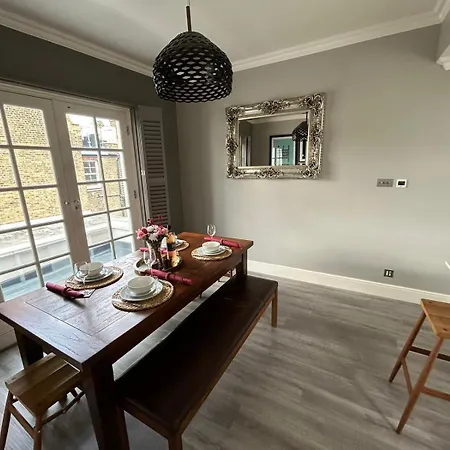 Beautiful And Spacious 2 Bed, 2 Bath Bordering Fulham And Chelsea - Entire With Private Entrance Apartment