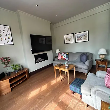 Apartment Beautiful And Spacious 2 Bed, 2 Bath Bordering Fulham And Chelsea - Entire With Private Entrance