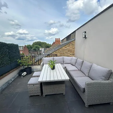 Beautiful And Spacious 2 Bed, 2 Bath Bordering Fulham And Chelsea - Entire With Private Entrance Apartment *