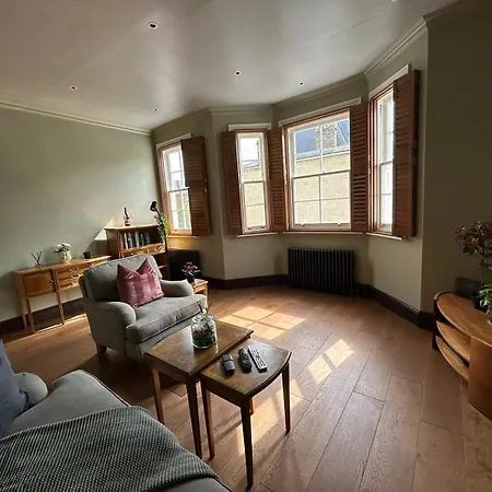 Apartment Beautiful And Spacious 2 Bed, 2 Bath Bordering Fulham And Chelsea - Entire With Private Entrance *
