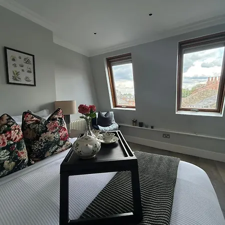 Beautiful And Spacious 2 Bed, 2 Bath Bordering Fulham And Chelsea - Entire With Private Entrance Apartment London