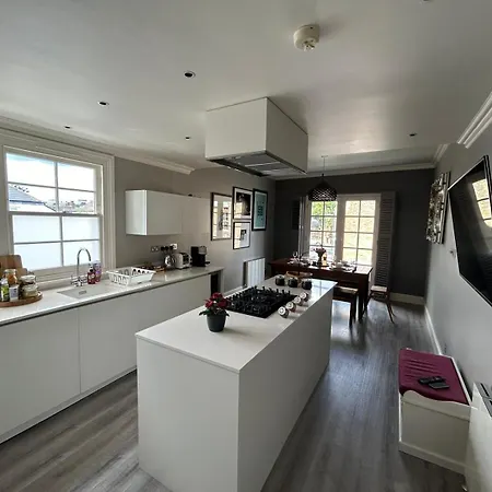 Beautiful And Spacious 2 Bed, 2 Bath Bordering Fulham And Chelsea - Entire With Private Entrance London