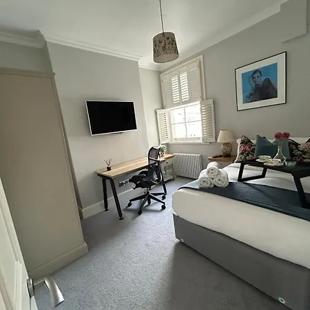 Beautiful And Spacious 2 Bed, 2 Bath Bordering Fulham And Chelsea - Entire With Private Entrance * London
