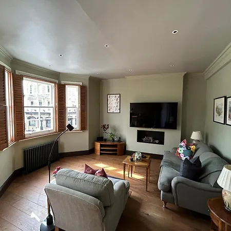 Beautiful And Spacious 2 Bed, 2 Bath Bordering Fulham And Chelsea - Entire With Private Entrance
