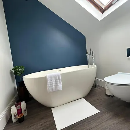 Beautiful And Spacious 2 Bed, 2 Bath Bordering Fulham And Chelsea - Entire With Private Entrance Apartment