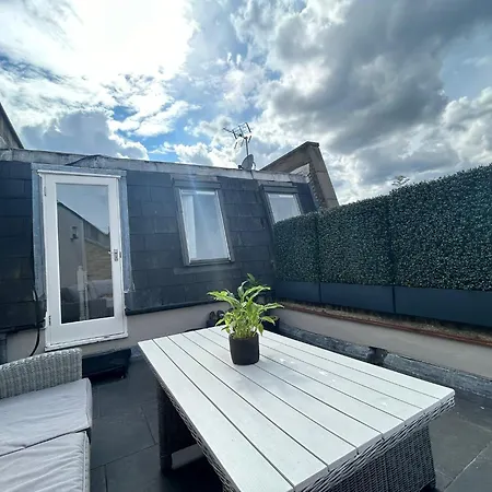 Apartment Beautiful And Spacious 2 Bed, 2 Bath Bordering Fulham And Chelsea - Entire With Private Entrance