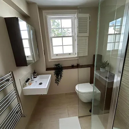 Beautiful And Spacious 2 Bed, 2 Bath Bordering Fulham And Chelsea - Entire With Private Entrance Apartment London