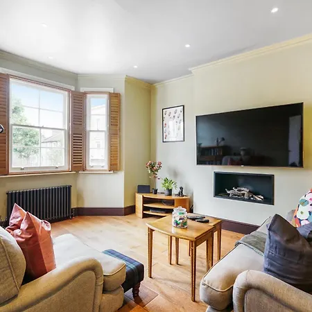 Beautiful And Spacious 2 Bed, 2 Bath Bordering Fulham And Chelsea - Entire With Private Entrance London