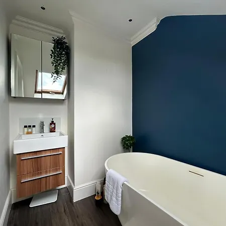 Beautiful And Spacious 2 Bed, 2 Bath Bordering Fulham And Chelsea - Entire With Private Entrance * London