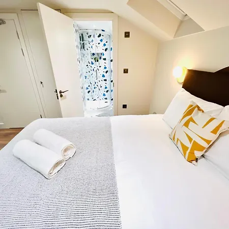 Holly A Mini Great Location For Tourist!!! Guest house