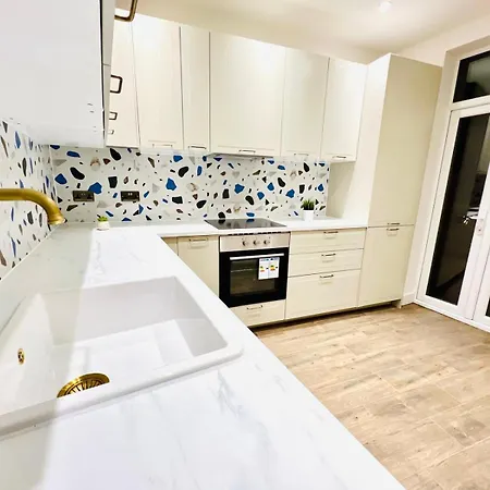 Holly A Mini Great Location For Tourist!!! London