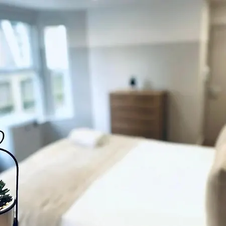 South Charming Ensuite Look Like Designer * London