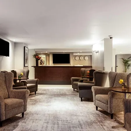Radisson Red Heathrow Hotel *
