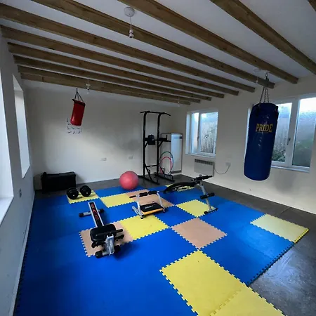 North Spacious: 7-bedroom Group Retreat With Gym