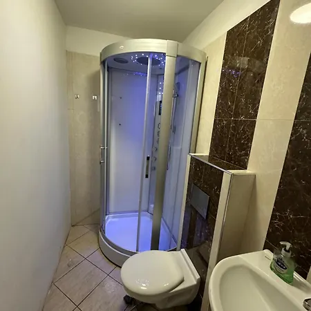 Holiday home North Spacious: 7-bedroom Group Retreat With Gym