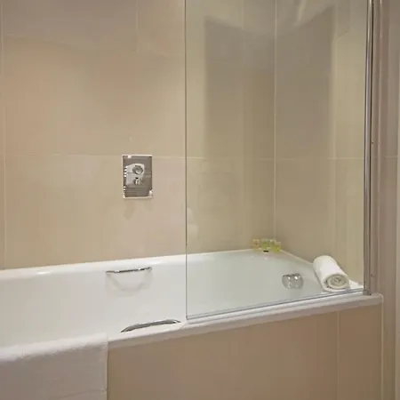 Westminster Two Bed One Bath Sleeps 5 Apartment *