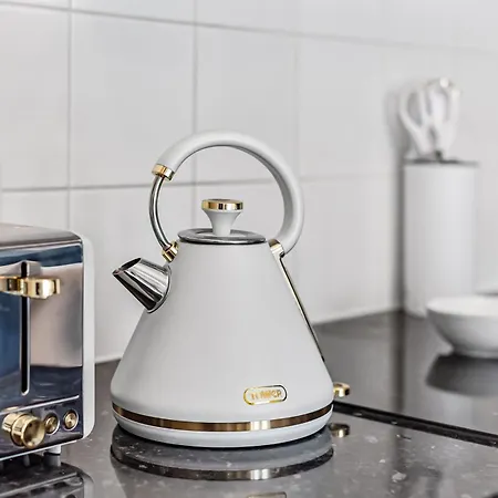Urban Elegance Luxury Living With Kitchenette London