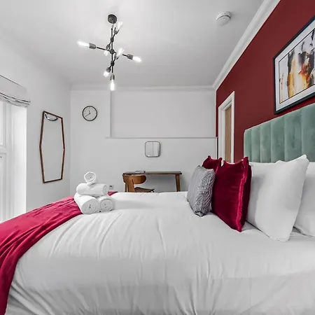 Urban Elegance Luxury Living With Kitchenette *