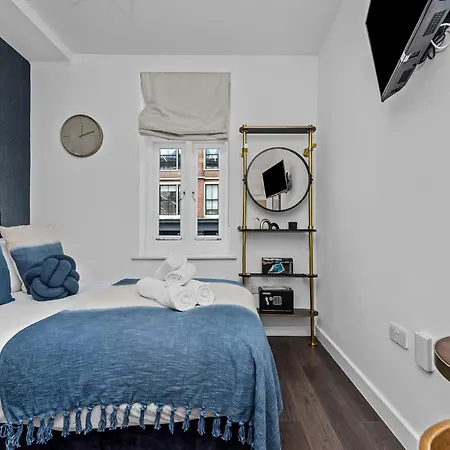 Urban Elegance Luxury Living With Kitchenette