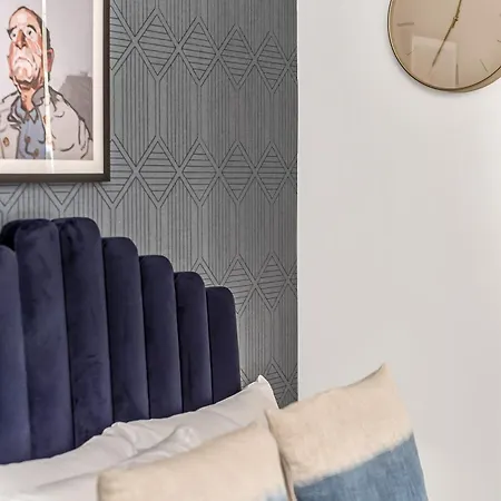Urban Elegance Luxury Living With Kitchenette Apartment London