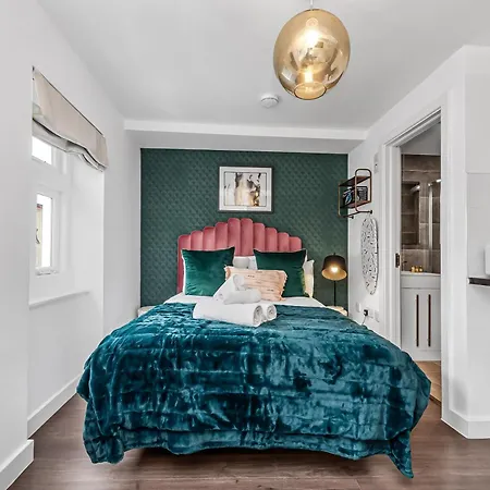 Apartment Urban Elegance Luxury Living With Kitchenette London