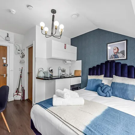 Urban Elegance Luxury Living With Kitchenette London