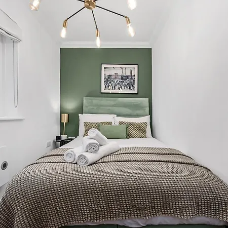 Urban Elegance Luxury Living With Kitchenette