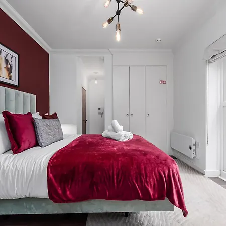 Urban Elegance Luxury Living With Kitchenette London