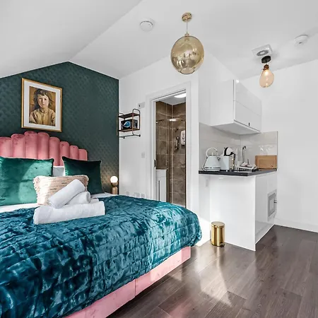 Urban Elegance Luxury Living With Kitchenette Apartment
