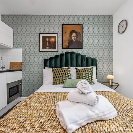 Urban Elegance Luxury Living With Kitchenette Apartment London