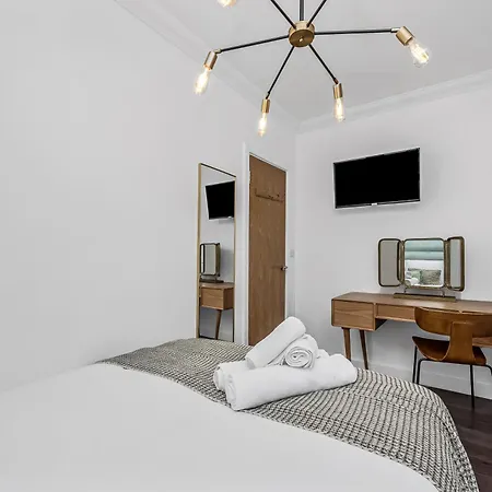 Urban Elegance Luxury Living With Kitchenette * London