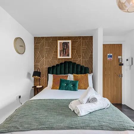 Urban Elegance Luxury Living With Kitchenette Apartment