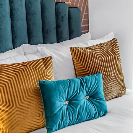 Urban Elegance Luxury Living With Kitchenette Apartment London