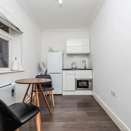 Urban Elegance Luxury Living With Kitchenette * London