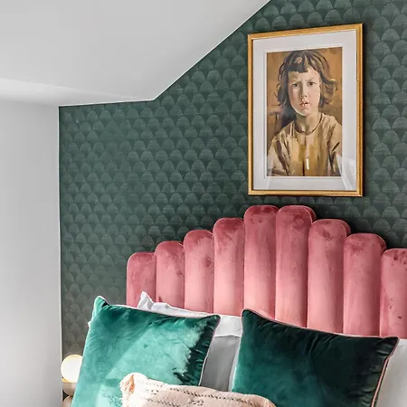 Urban Elegance Luxury Living With Kitchenette Apartment London