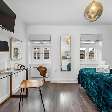 Apartment Urban Elegance Luxury Living With Kitchenette London