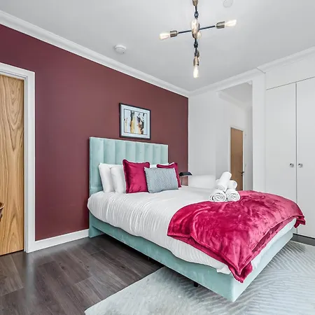 Urban Elegance Luxury Living With Kitchenette * London