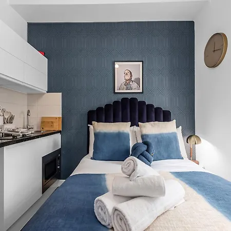 Urban Elegance Luxury Living With Kitchenette Apartment London