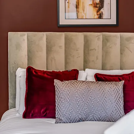 Apartment Urban Elegance Luxury Living With Kitchenette London
