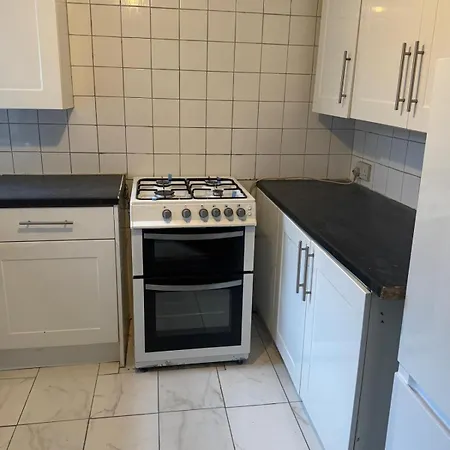Apartment Natural Full Flat Near Station With Private Toilet Shower Kitchen In Central London