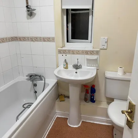 Apartment Natural Full Flat Near Station With Private Toilet Shower Kitchen In Central London