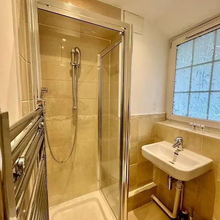 Entire Two Bedroom 5 Mins To Metro