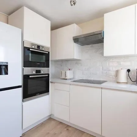 2 Bed 4 Beds Sleeps 5 *