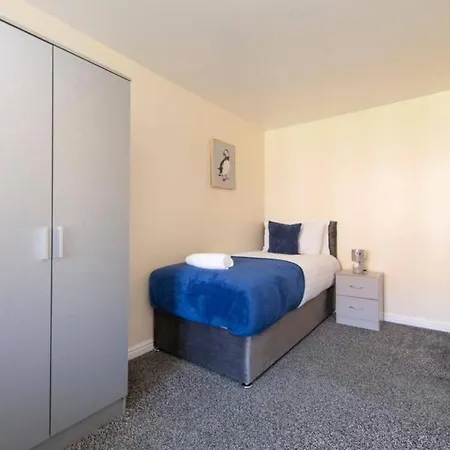 2 Bed 4 Beds Sleeps 5 Thamesmead (Greater London)