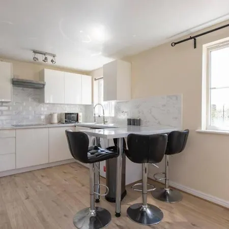 2 Bed 4 Beds Sleeps 5 Thamesmead (Greater London)