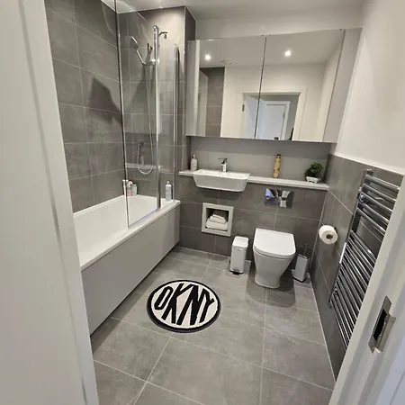 Apartment Luxury One Bedroom Flat With Balcony