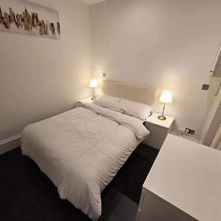 Westbourne Gardens Flat Apartment *