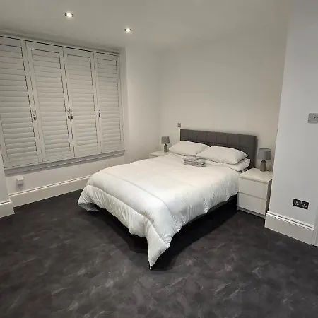 Westbourne Gardens Flat Apartment