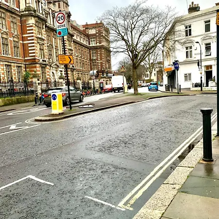 Bright And Airy One Bedroom Condo, Olympia, Kensington Apartment *